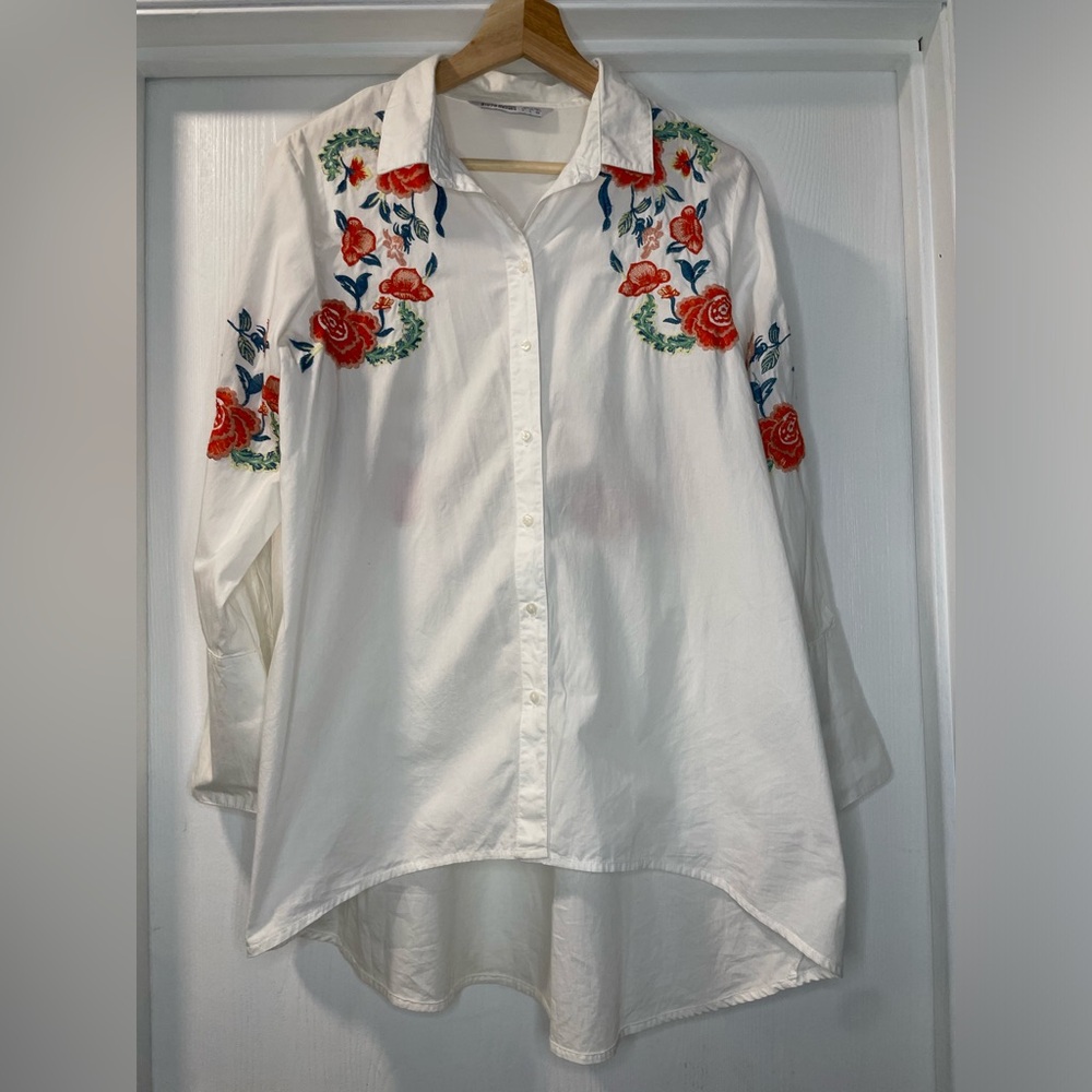 Zara Embroidered Floral Oversized Button Down Blouse in White. Size L